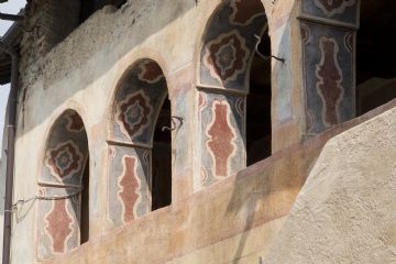 le decorazioni dell'intradosso degli archi del loggiato
