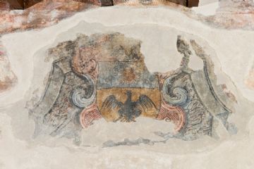 lo stemma della famiglia Bondesio che occupa la parete ovest del salone degli affreschi