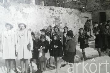 [primi anni '50]<br>Davanti al giardino della casa parrocchiale (che all'epoca aveva una recinzione decisamente più alta e completamente in muratura).<br>Si riconoscono, da sinistra:<br>Elide Vigna, Veneranda De Filippi