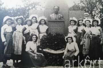 [anno sconosciuto]<br>Celebrazioni in onore del poeta-inventore ruegliese, con le ragazze in vestito tradizionale accanto al monumento eretto sul piazzale limitrofo al palazzo comunale.